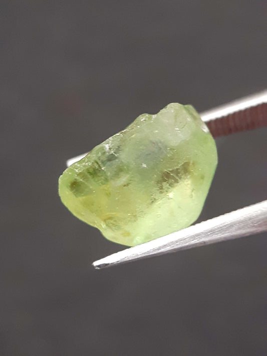 Natural Green Peridot - 4.765 ct - rough gemstone - for faceting - certified natural