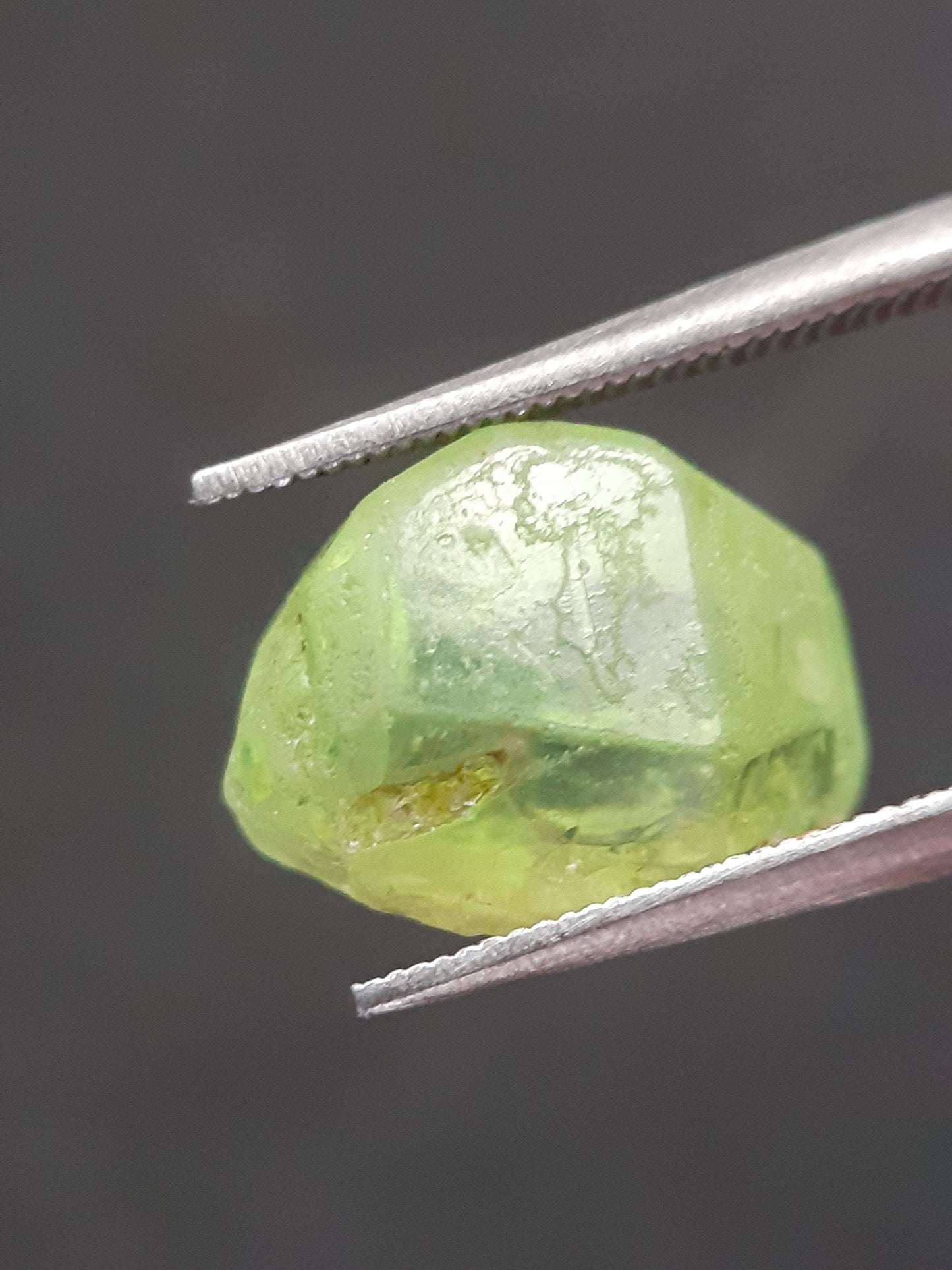 Natural Green Peridot - 4.765 ct - rough gemstone - for faceting - certified natural