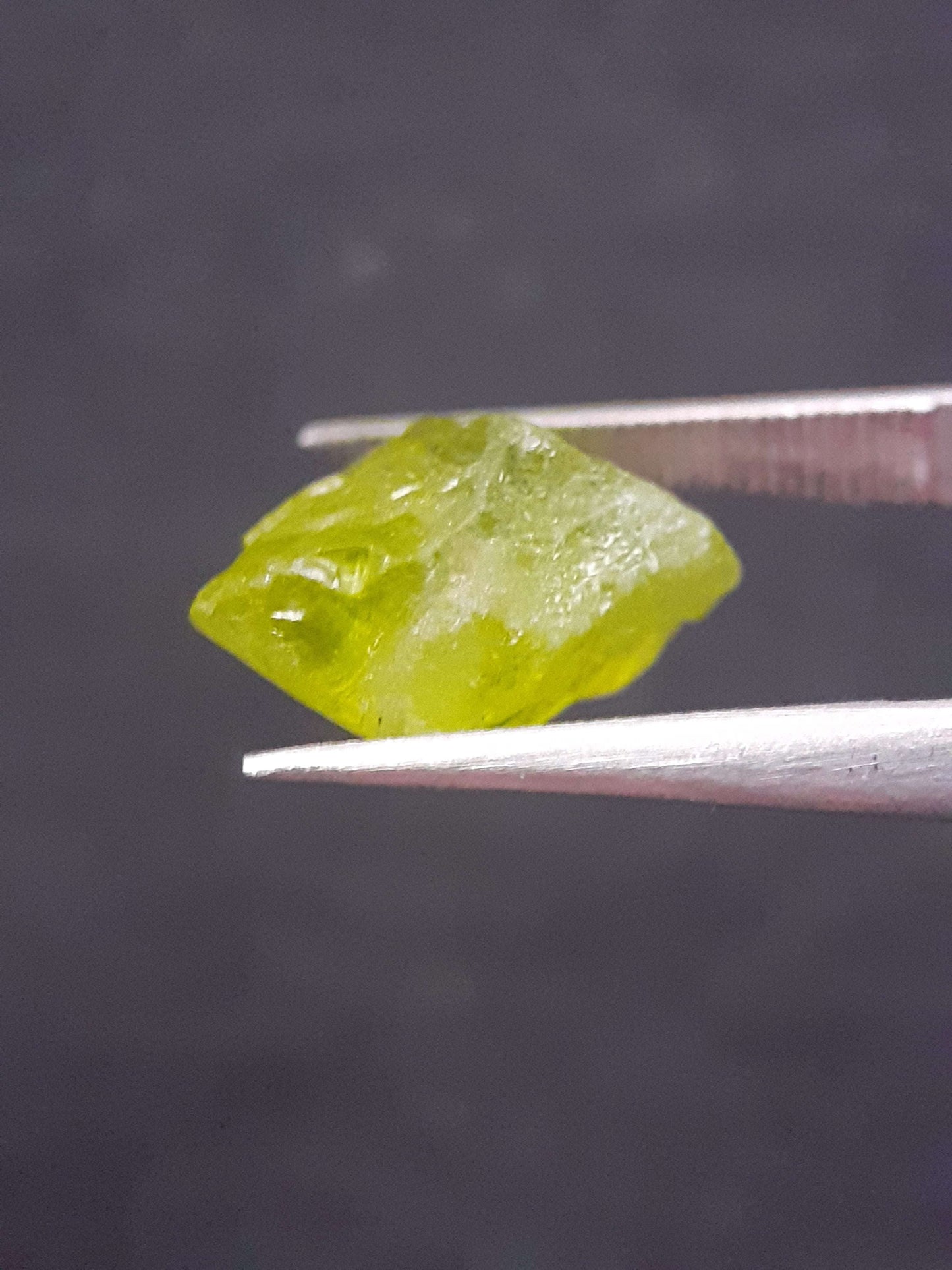 Natural Green Peridot - 5.315 ct - rough gemstone - for faceting - certified natural