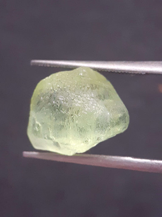 Natural Green Peridot - 5.708 ct - rough gemstone - for faceting - certified natural - Natural Gems Belgium
