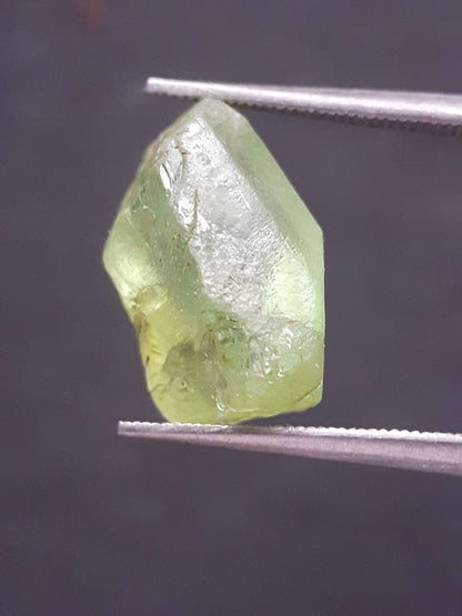 Natural Green Peridot - 7.640 ct - rough gemstone - for faceting - certified natural