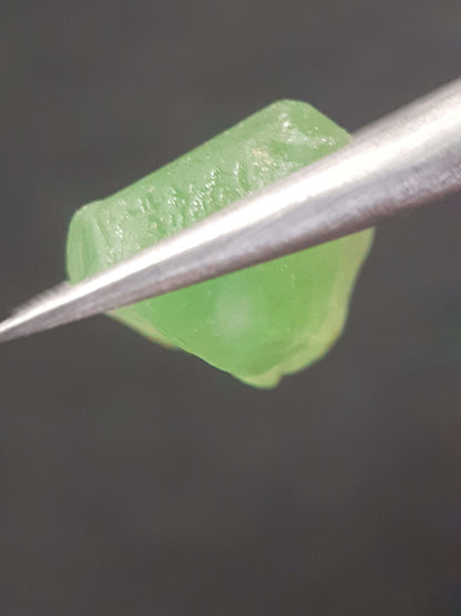 Natural Green Peridot - 8.725 ct - rough gemstone - for faceting - certified natural