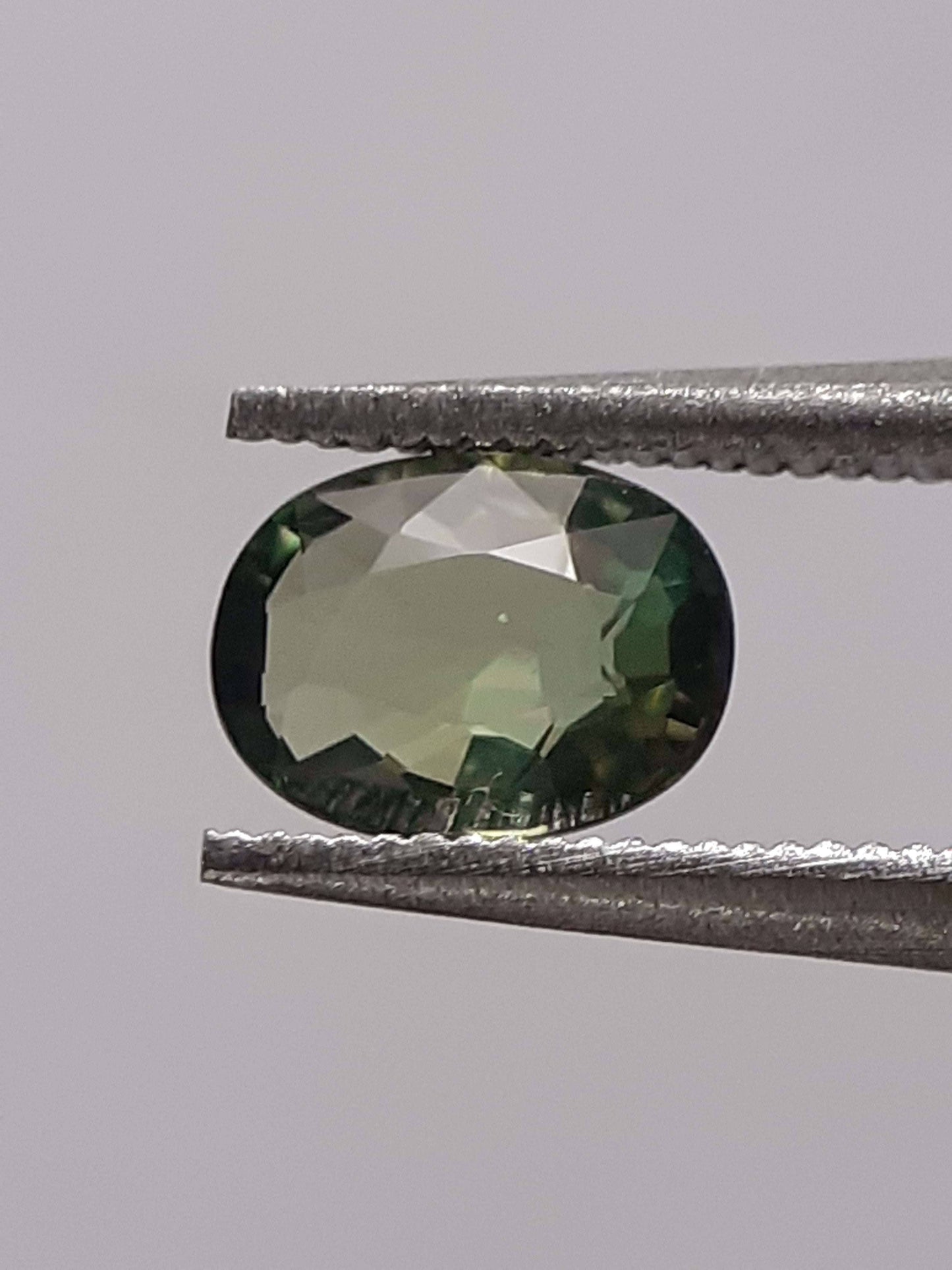 Natural green sapphire - 0.46 ct - Oval - heated - Australia - certified by NGB - Natural Gems Belgium