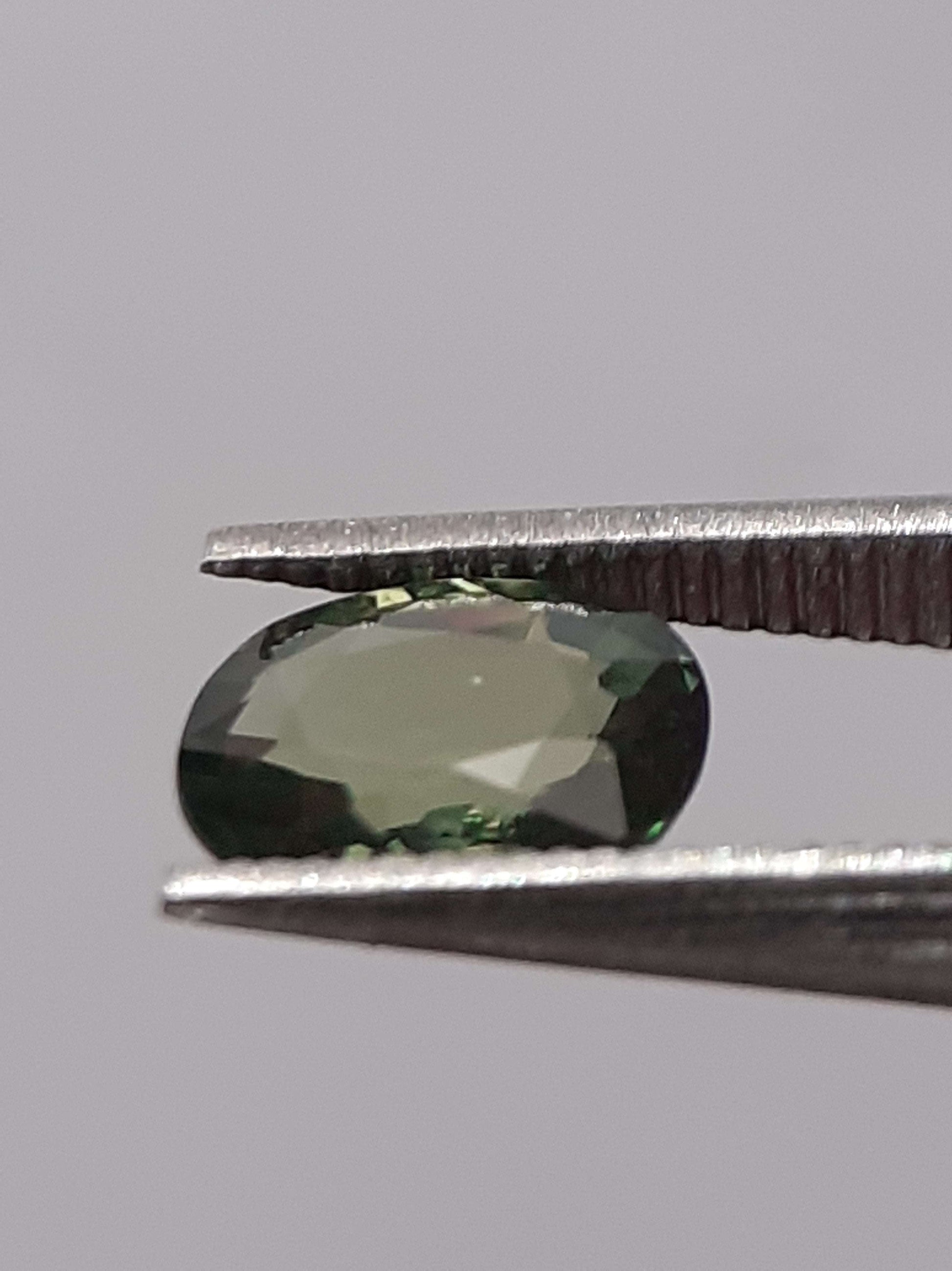 Natural green sapphire - 0.46 ct - Oval - heated - Australia - certified by NGB - Natural Gems Belgium