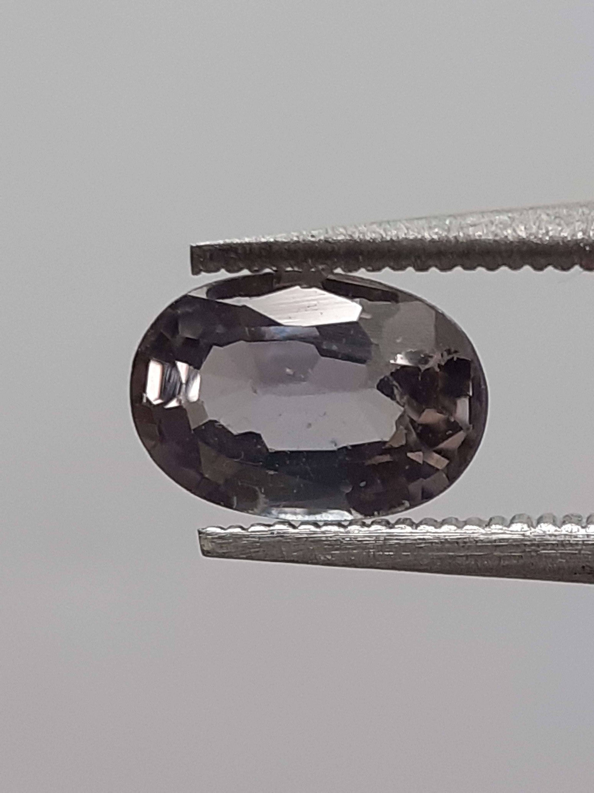 Natural greenish purple sapphire - 0.66 ct - Oval - heated - Ceylon - certified by NGB - Natural Gems Belgium