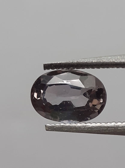 Natural greenish purple sapphire - 0.66 ct - Oval - heated - Ceylon - certified by NGB - Natural Gems Belgium