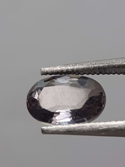 Natural greenish purple sapphire - 0.66 ct - Oval - heated - Ceylon - certified by NGB - Natural Gems Belgium