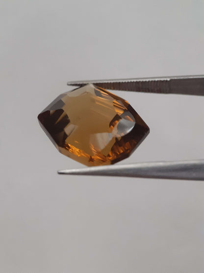 Natural honey color Citrine - 8.339 ct - hexagon - unheated - certified natural