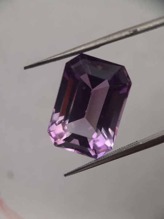 Natural light and medium purple Amethyst - 13.77 ct - octagon - unheated - certified by NGB