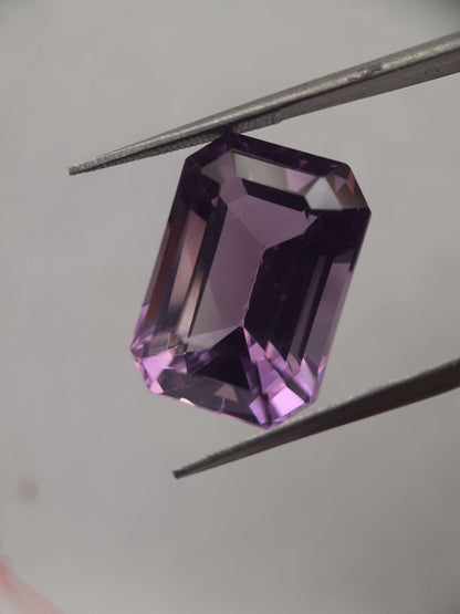 Natural light and medium purple Amethyst - 13.77 ct - octagon - unheated - certified by NGB