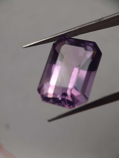 Natural light and medium purple Amethyst - 13.77 ct - octagon - unheated - certified by NGB