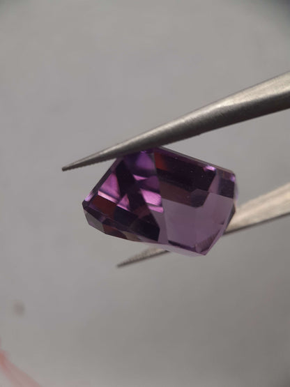 Natural light and medium purple Amethyst - 13.77 ct - octagon - unheated - certified by NGB