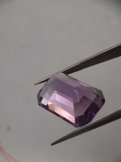 Natural light and medium purple Amethyst - 13.77 ct - octagon - unheated - certified by NGB