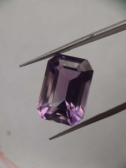 Natural light and medium purple Amethyst - 13.77 ct - octagon - unheated - certified by NGB