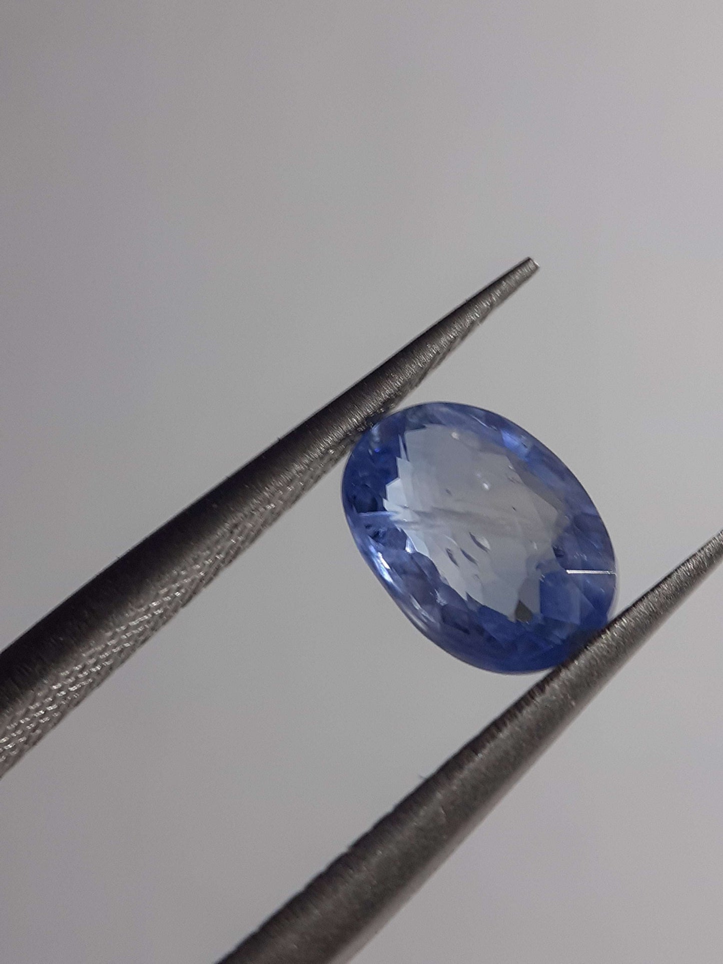 Natural light blue to blue sapphire - 1.54ct - oval - Ceylon - certified by NGB - Natural Gems Belgium