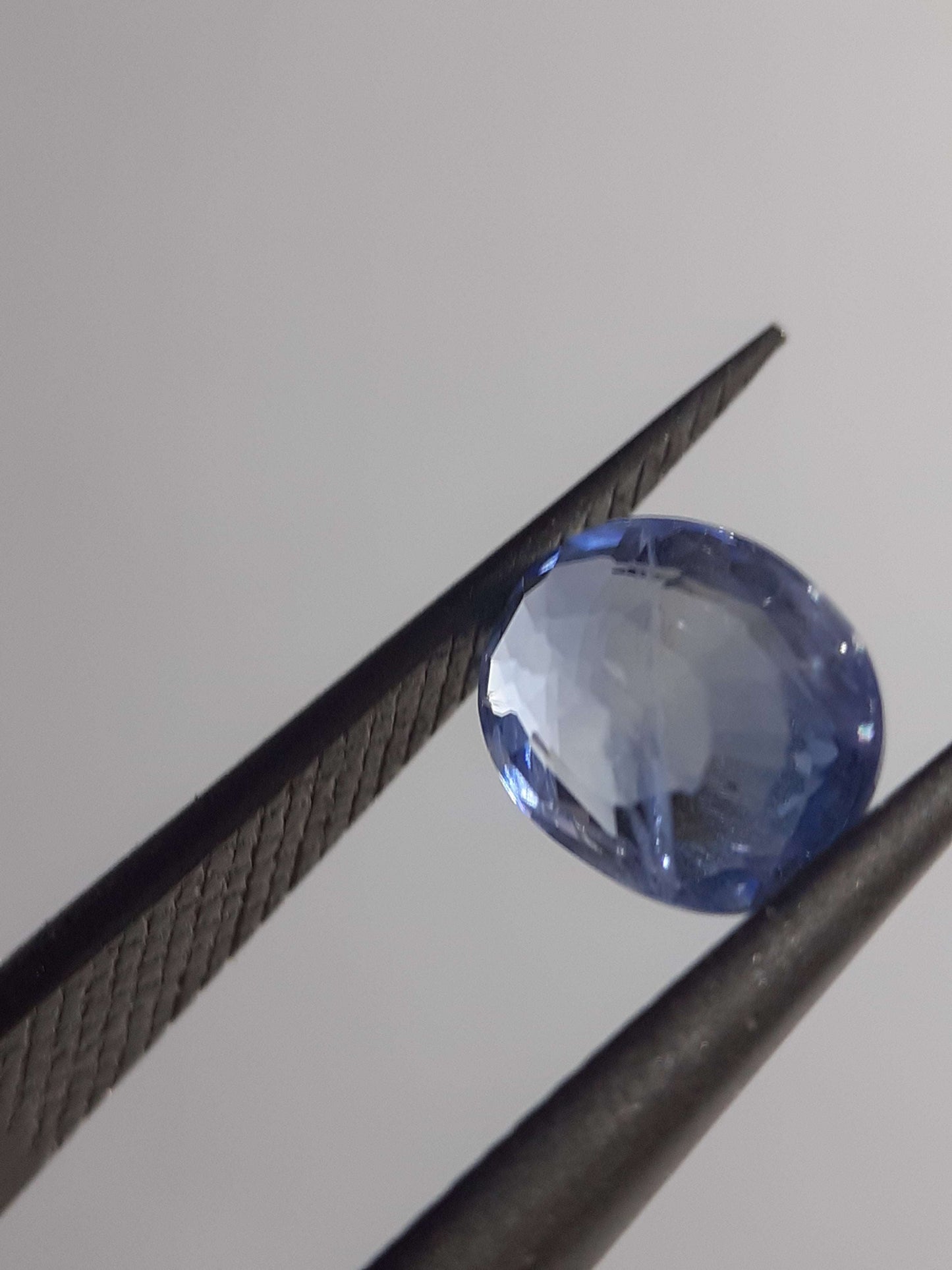 Natural light blue to blue sapphire - 1.54ct - oval - Ceylon - certified by NGB - Natural Gems Belgium