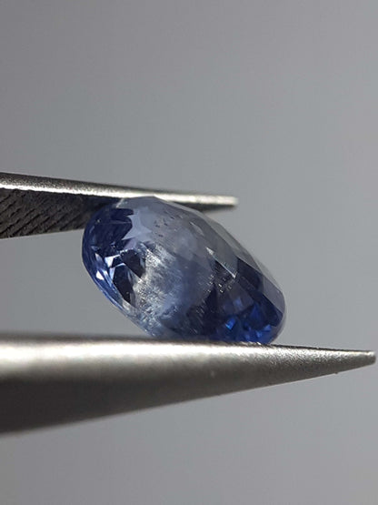 Natural light blue to blue sapphire - 1.54ct - oval - Ceylon - certified by NGB - Natural Gems Belgium