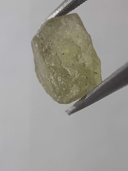 Natural light green Apatite - 1.703 ct - Rough Gemstone - unheated