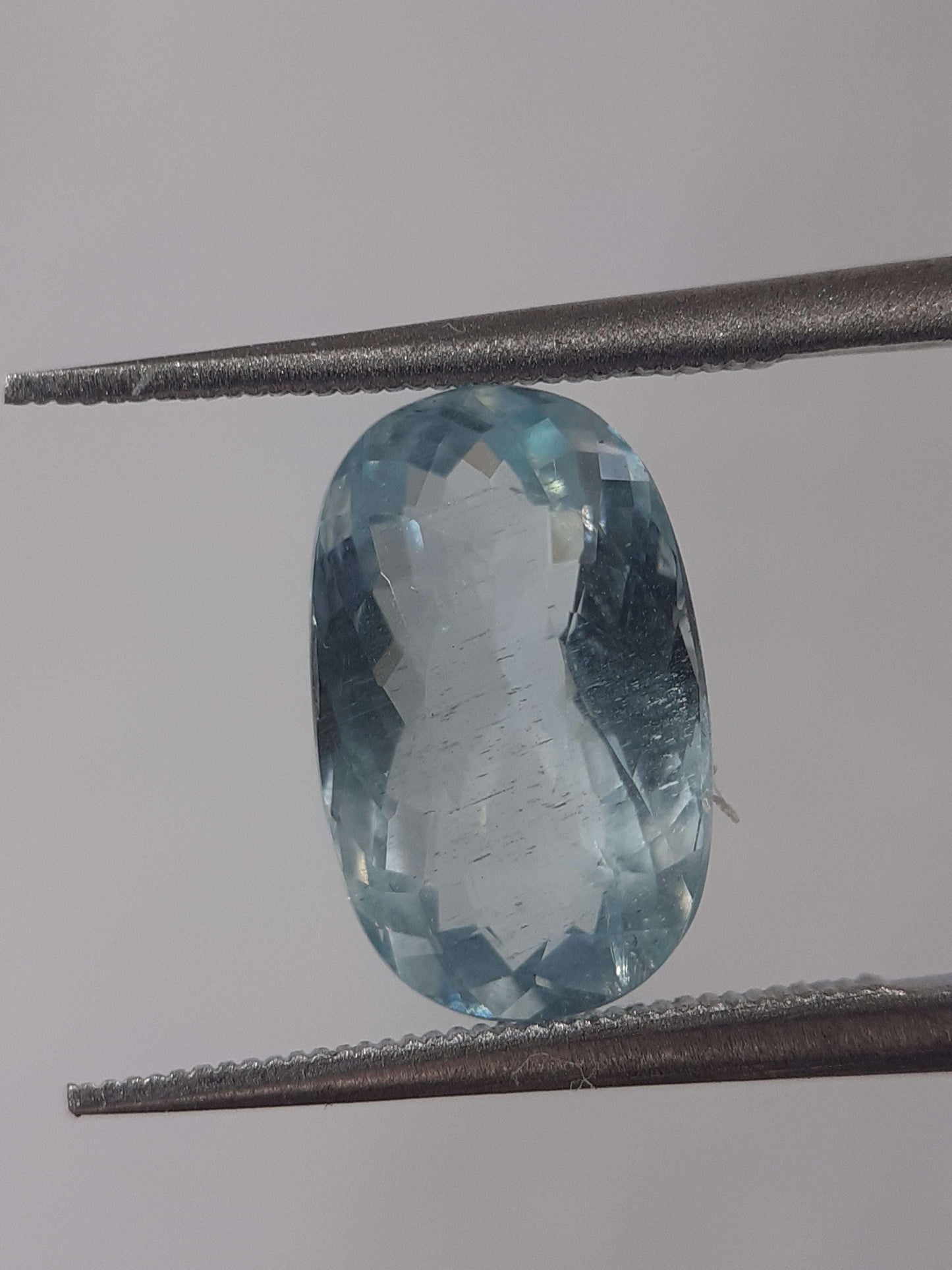 Natural light greenish blue aquamarine - 2.37 ct - oval - unheated - certified by NGB