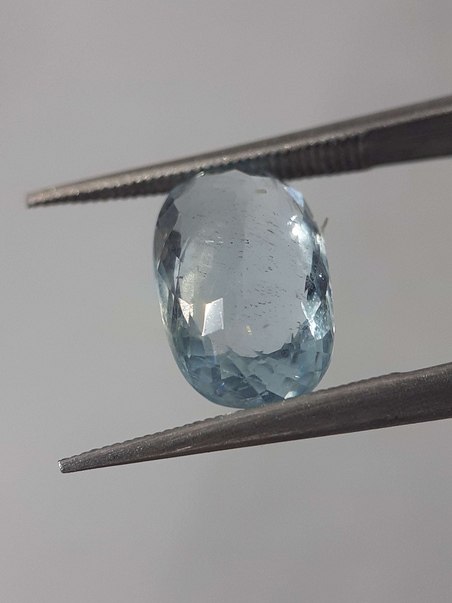 Natural light greenish blue aquamarine - 2.37 ct - oval - unheated - certified by NGB