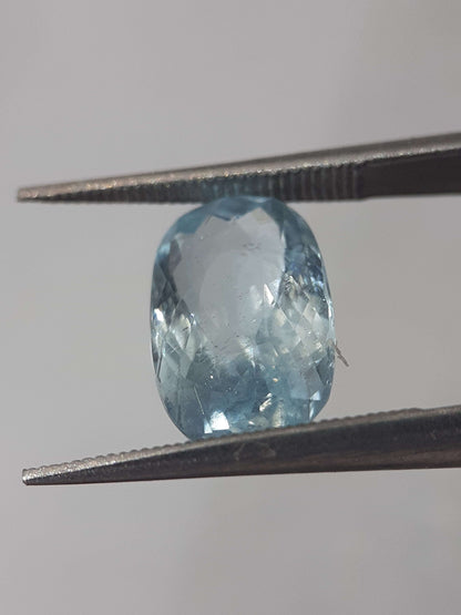 Natural light greenish blue aquamarine - 2.37 ct - oval - unheated - certified by NGB