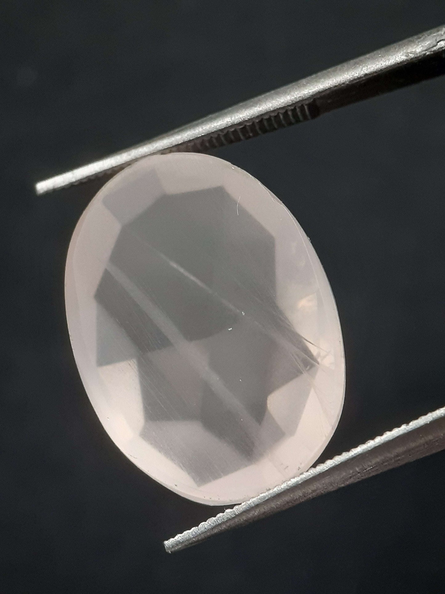 Natural light pink rose quartz - 8.083 ct - oval - rose cut - lined inclusions