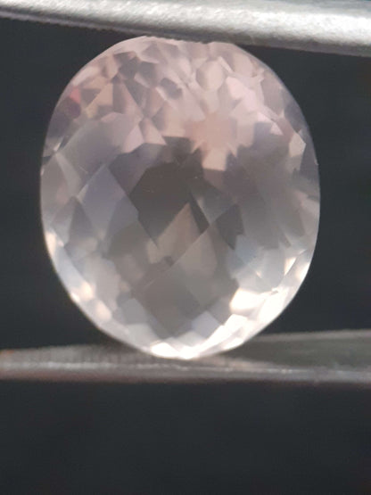 Natural light pink rose quartz - 8.868 ct - oval - checkered cut - certified natural