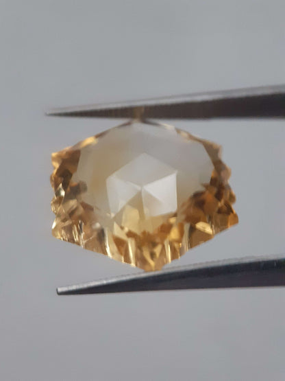 Natural light yellow Citrine - 9.990 ct - hexagon - unheated