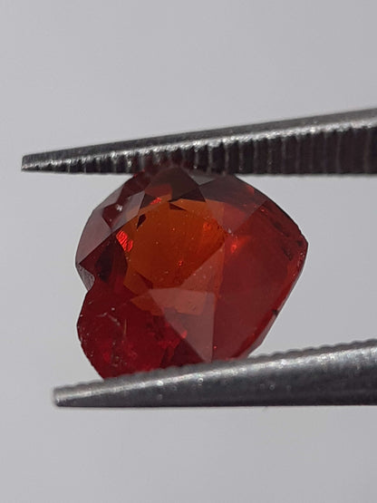 Natural medium orange Spessartite Garnet - 1.84 ct - heart - unheated