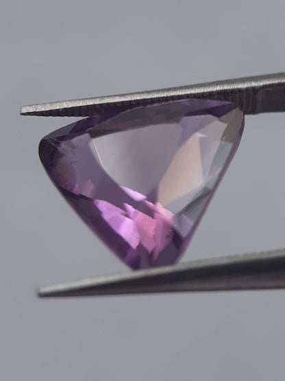 Natural medium purple Amethyst - 3.71 ct - trillion - unheated - certified by NGB