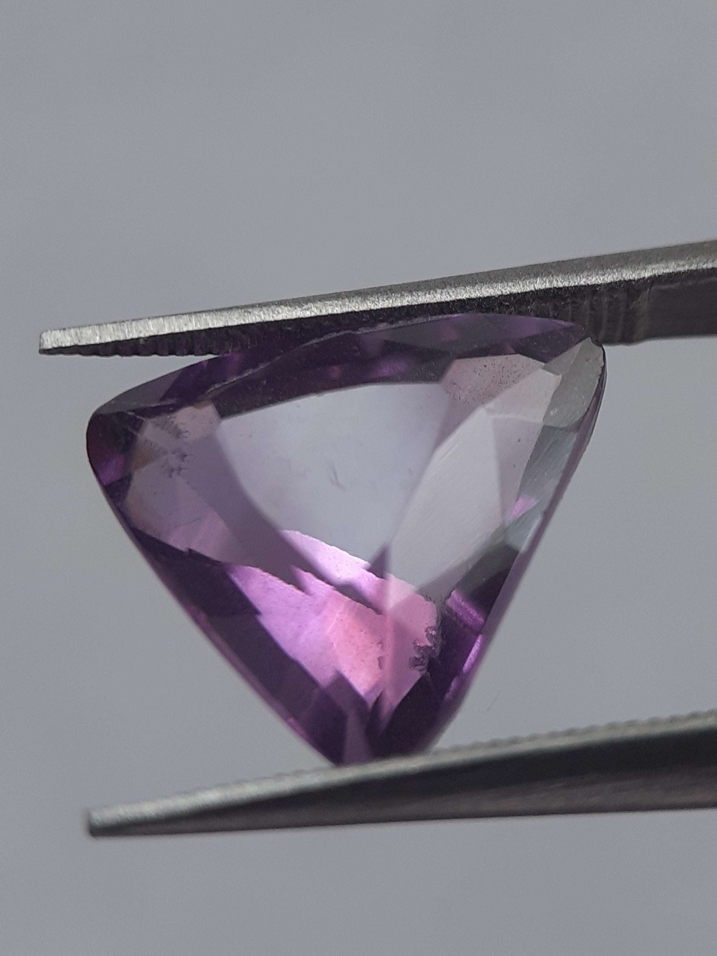 Natural medium purple Amethyst - 3.71 ct - trillion - unheated - certified by NGB