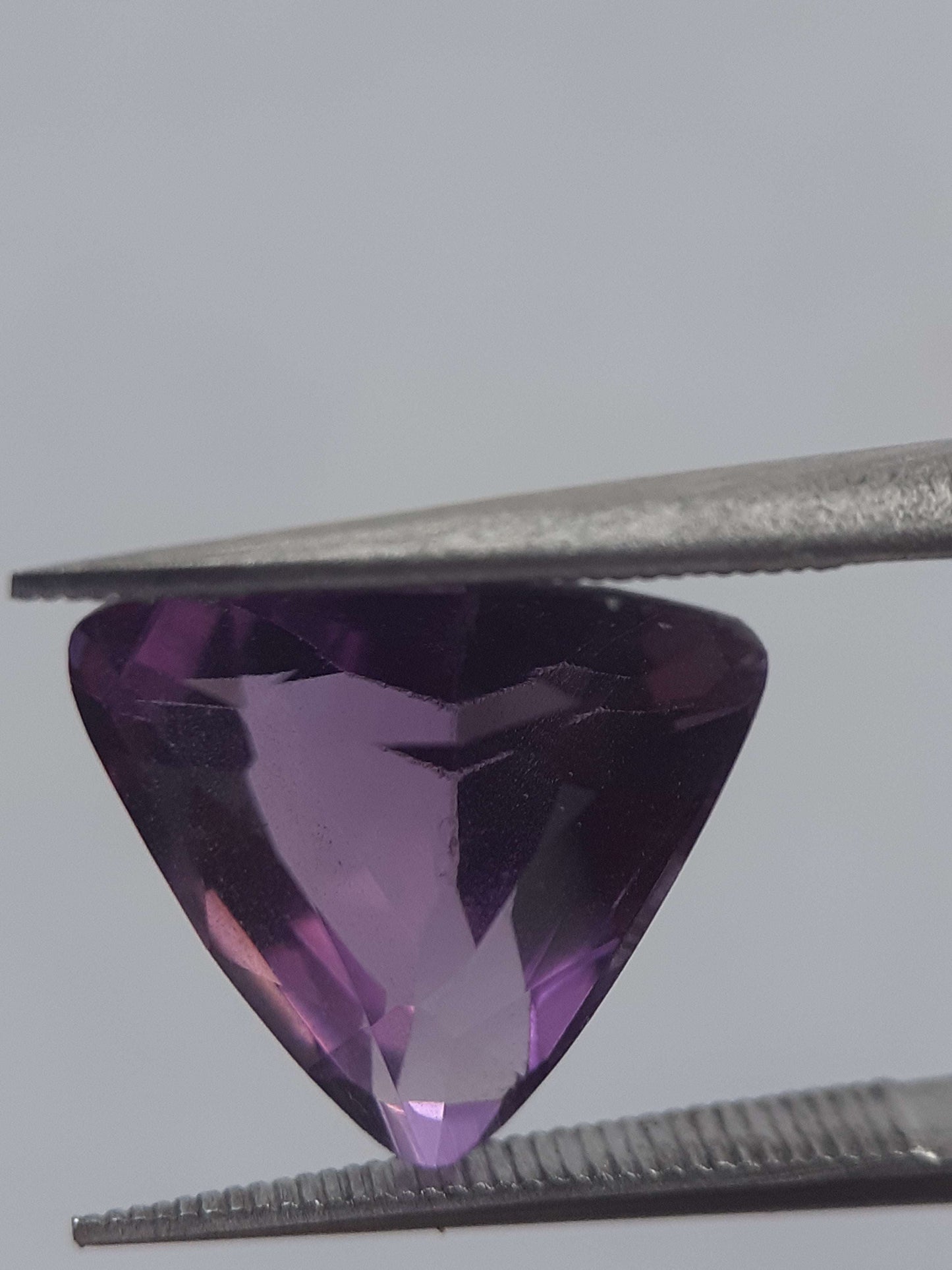 Natural medium purple Amethyst - 3.71 ct - trillion - unheated - certified by NGB