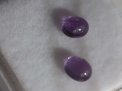 Natural medium purple Amethyst - matching pair - 0.64 tcw - oval cabochon - 4.9 x 3.8 mm - unheated