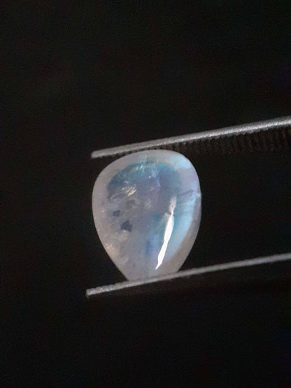 Natural Moonstone - blue adularescence - 1.650 ct - pear