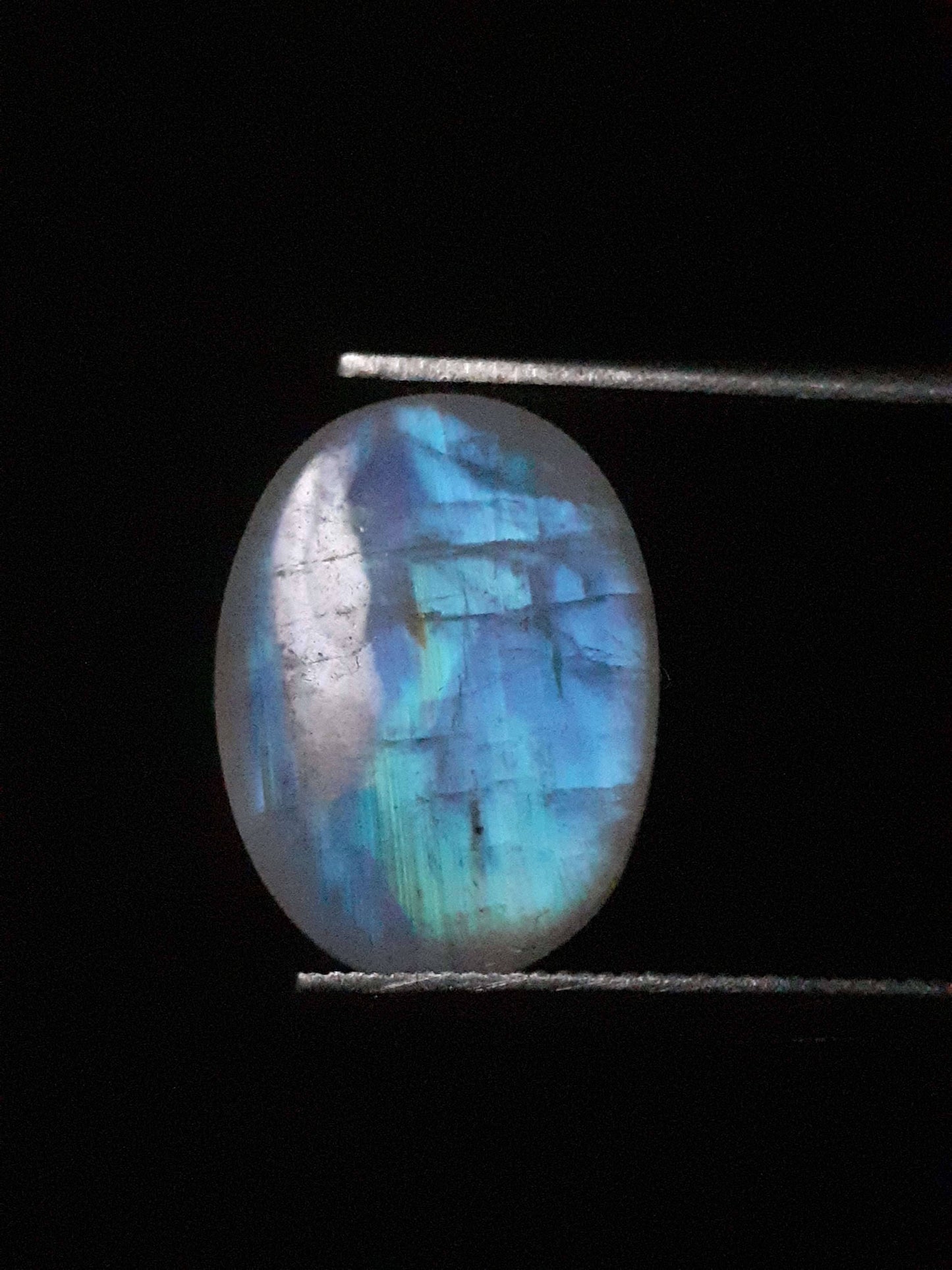 Natural Moonstone - blue adularescence - 2.810 ct - oval - certified natural