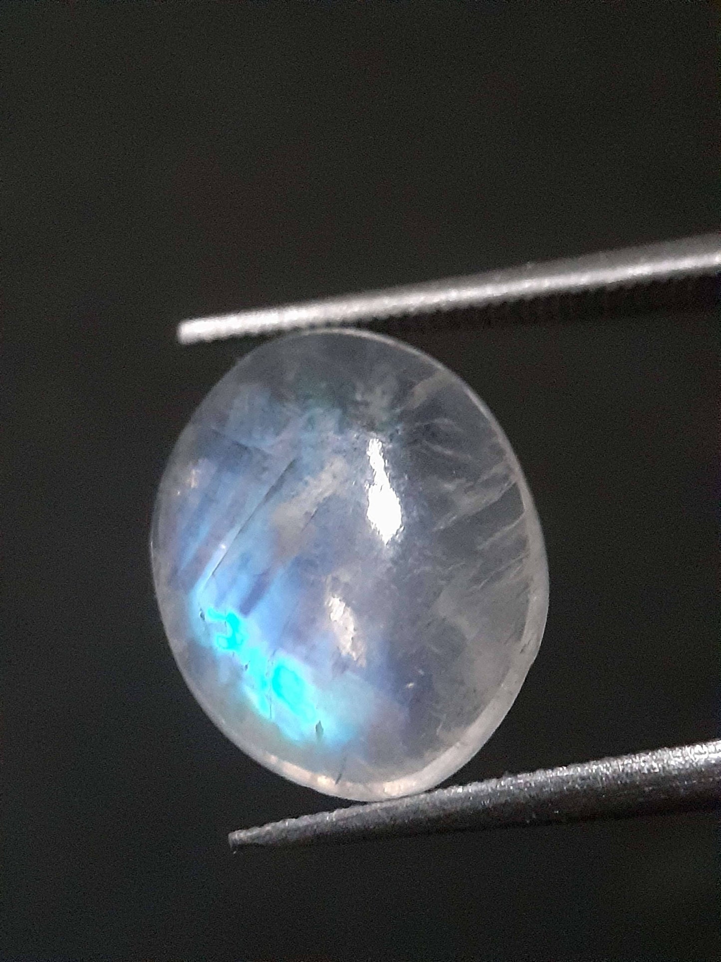 Natural Moonstone - blue adularescence - 2.945 ct - oval - certified natural