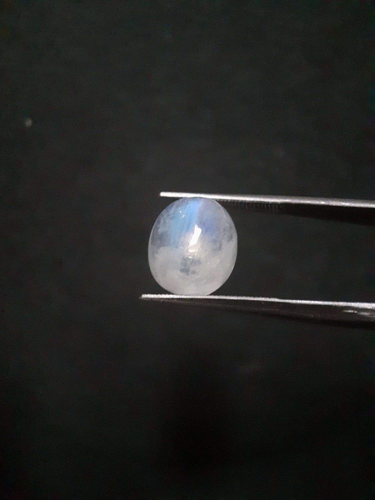 Natural Moonstone - blue adularescence - 4.210 ct - oval - certified natural