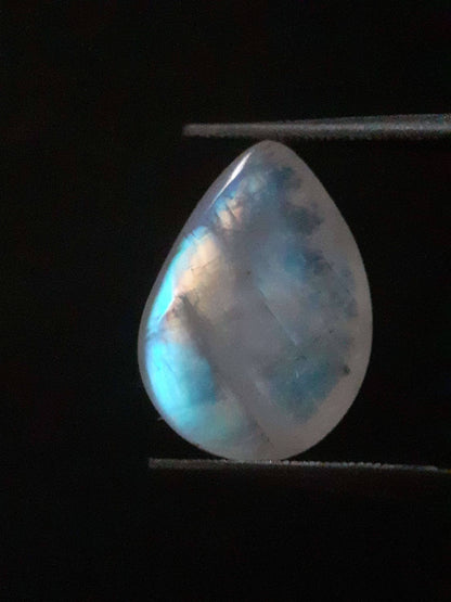 Natural Moonstone - blue adularescence - 5.945 ct - pear