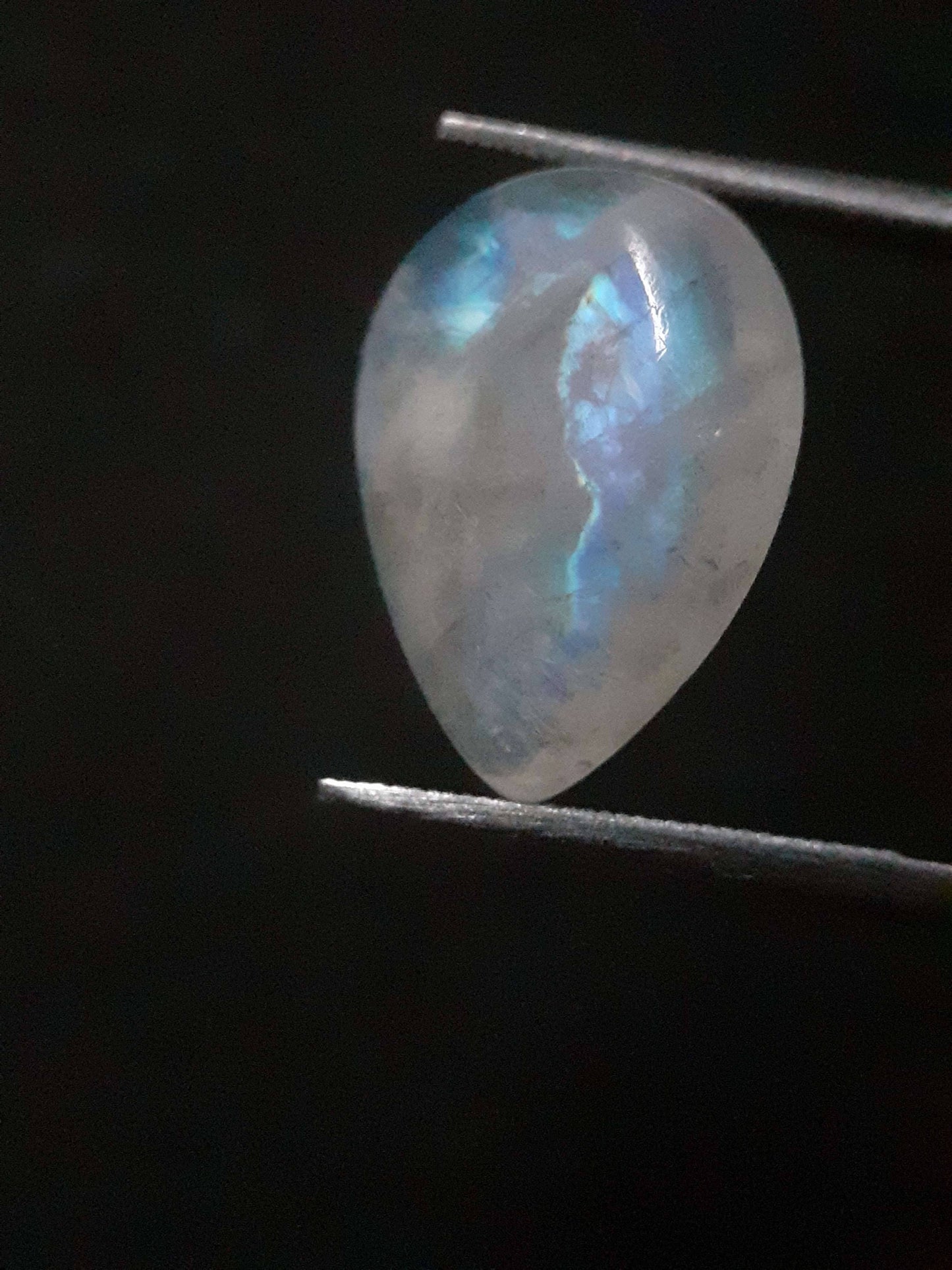 Natural Moonstone - blue adularescence - 5.945 ct - pear