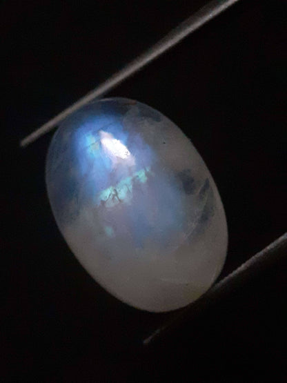 Natural Moonstone - blue adularescence - 8.870 ct - oval - certified natural