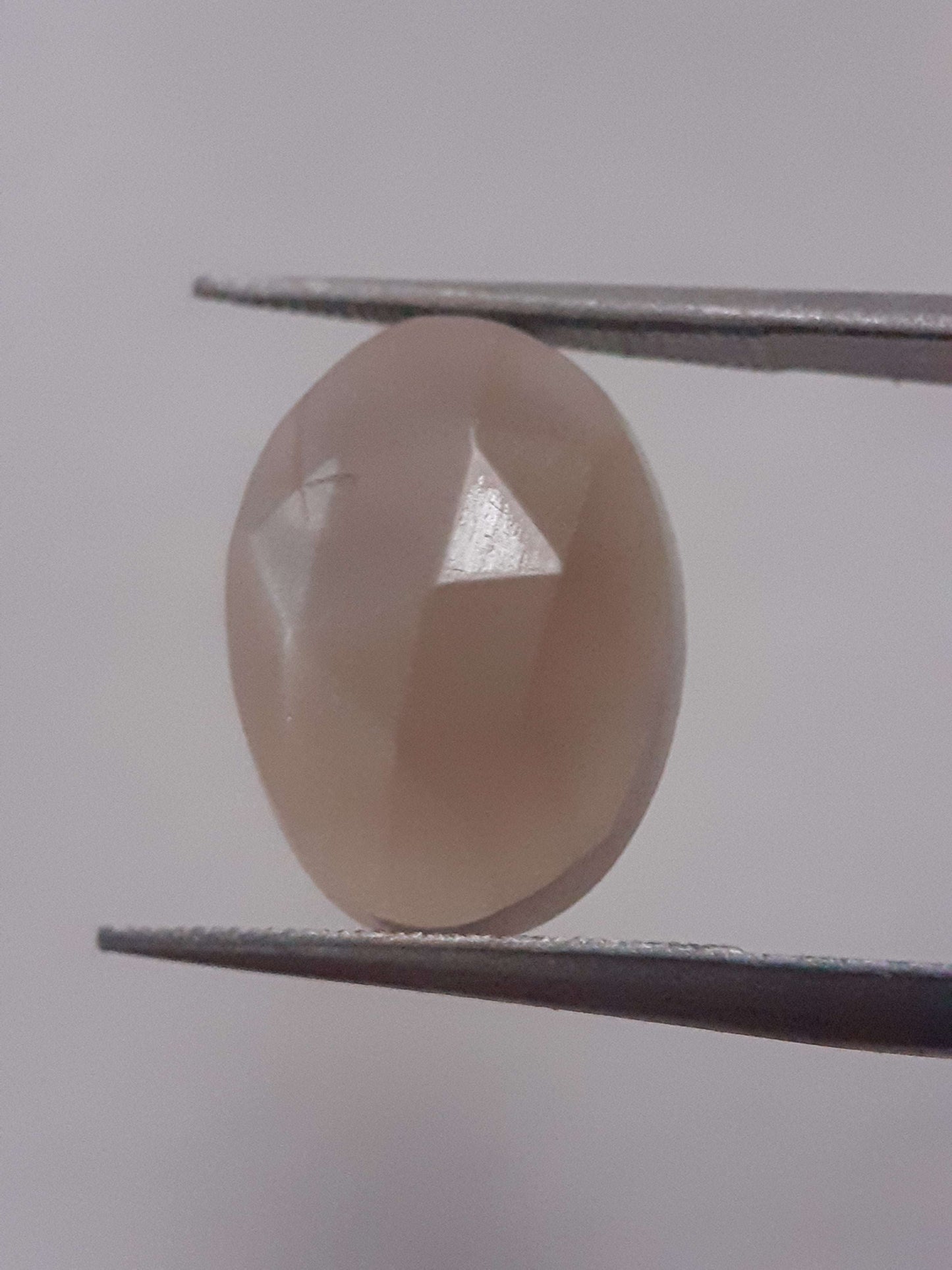 Natural Moonstone faceted - peach moonstone - 4.508 ct - oval - rose cut