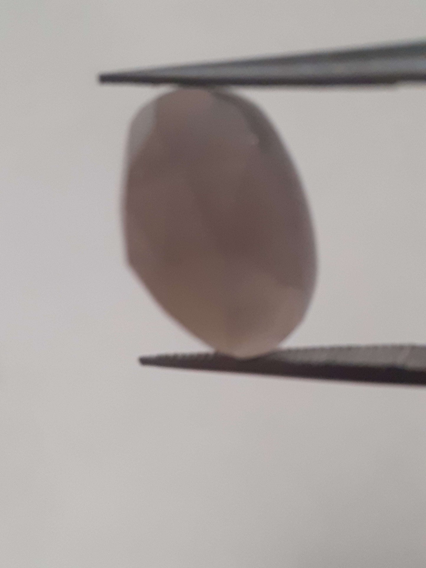 Natural Moonstone faceted - peach moonstone - 4.985 ct - oval - rose cut