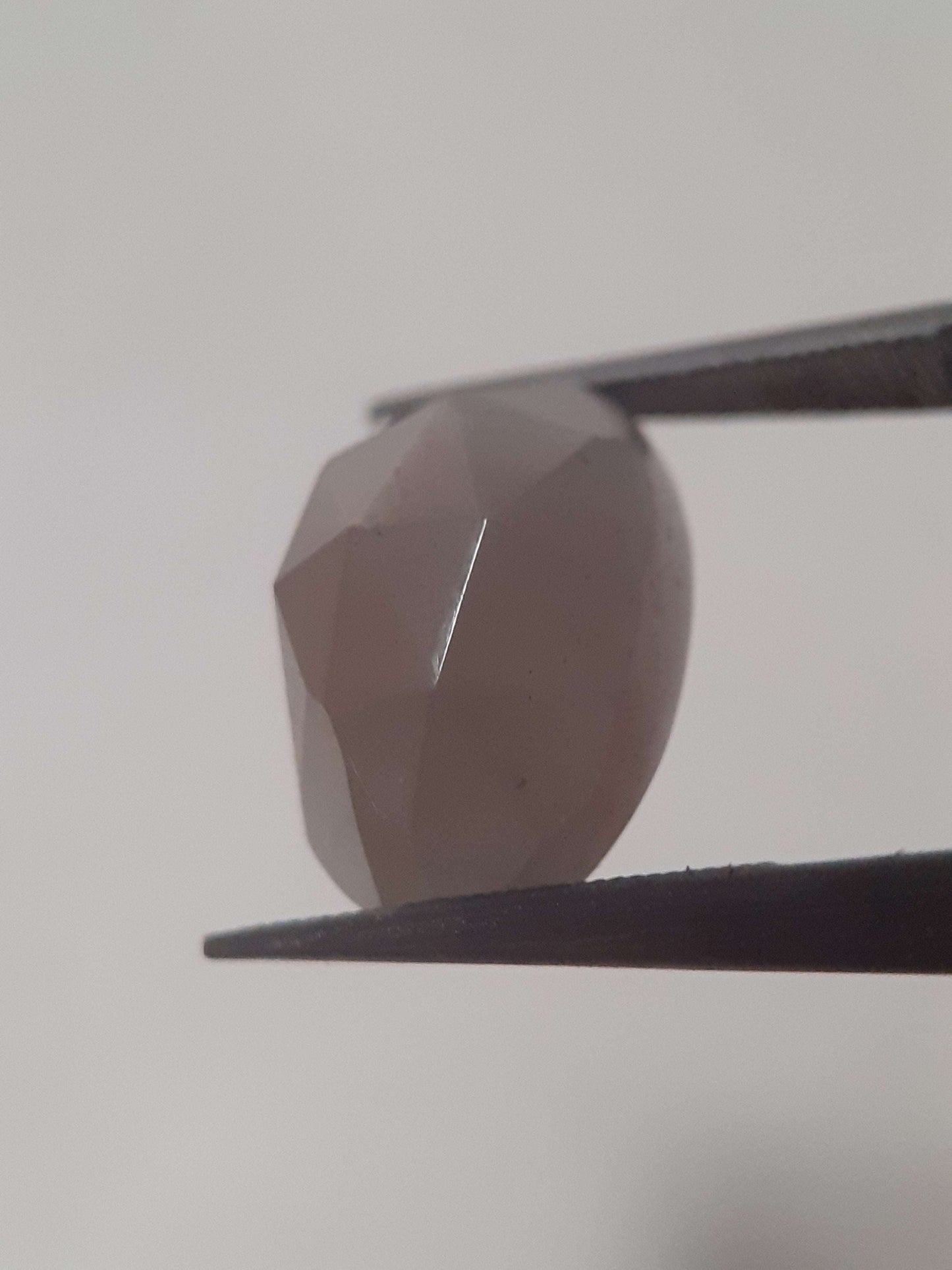 Natural Moonstone faceted - peach moonstone - 4.985 ct - oval - rose cut