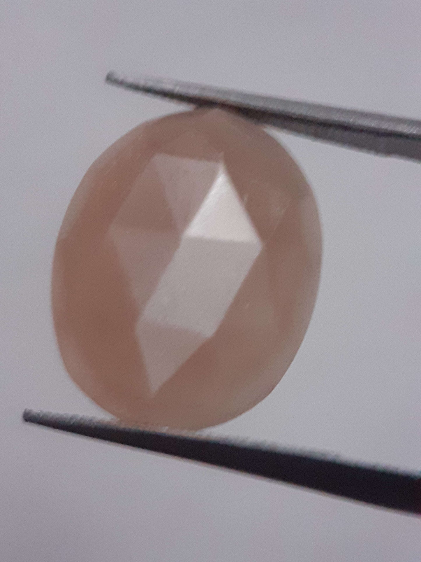 Natural Moonstone faceted - peach moonstone - 5.419 ct - oval - rose cut