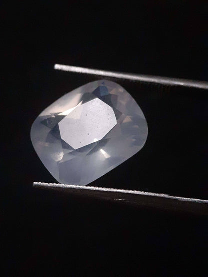 Natural Moonstone faceted - slight bluish adularescence - 4.789 ct - Cushion