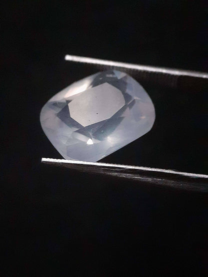 Natural Moonstone faceted - slight bluish adularescence - 4.789 ct - Cushion