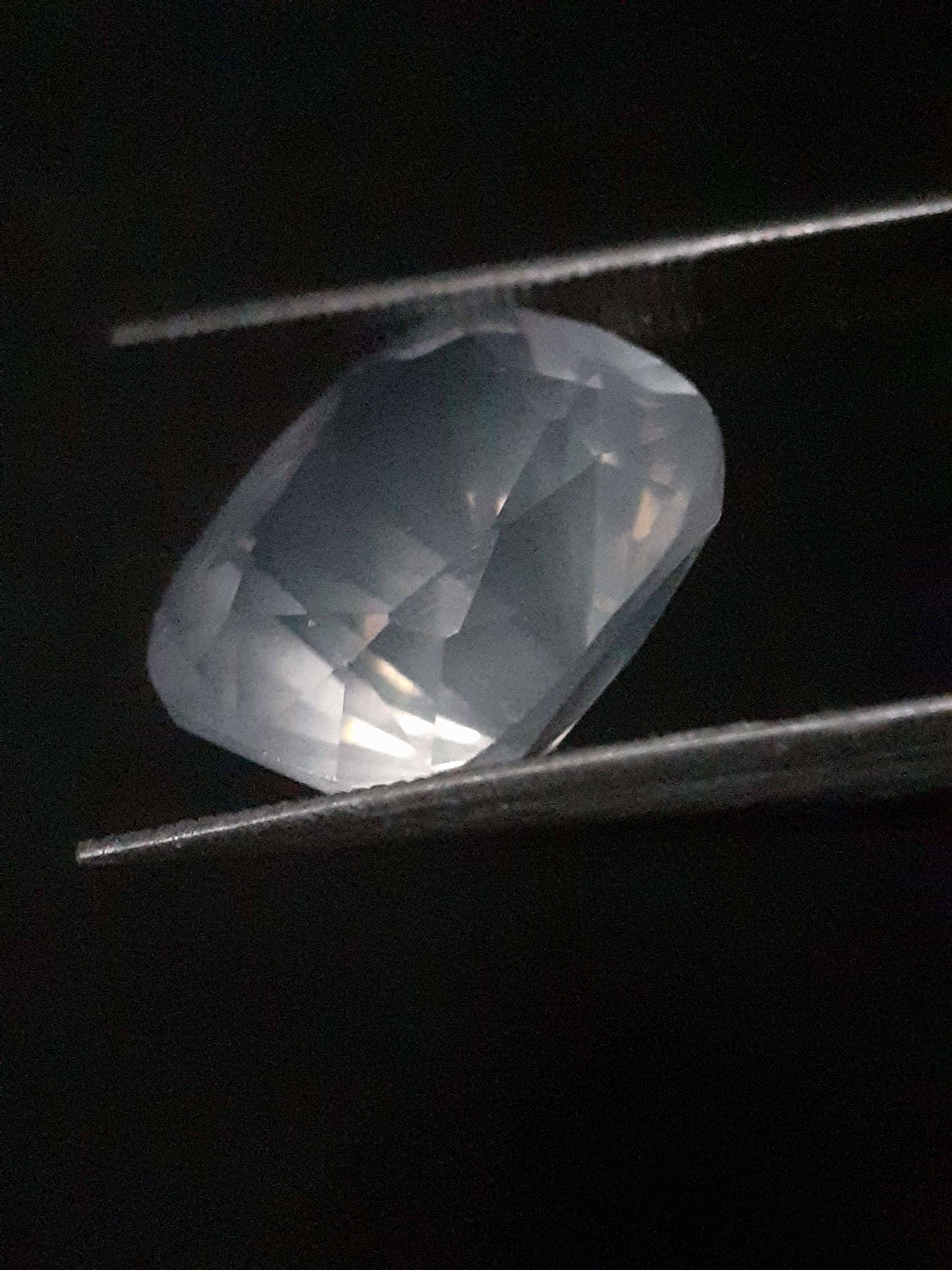 Natural Moonstone faceted - slight bluish adularescence - 6.393 ct - Cushion