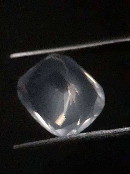 Natural Moonstone faceted - slight bluish adularescence - 6.393 ct - Cushion