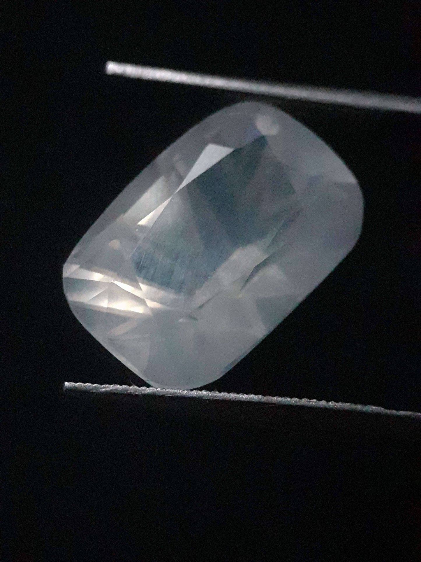 Natural Moonstone faceted - very slight bluish adularescence - 6.315 ct - Cushion