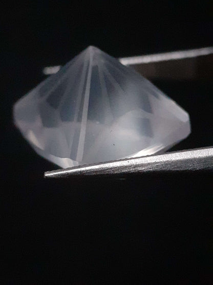 Natural Moonstone faceted - very slight bluish adularescence - 9.278 ct - square cushion